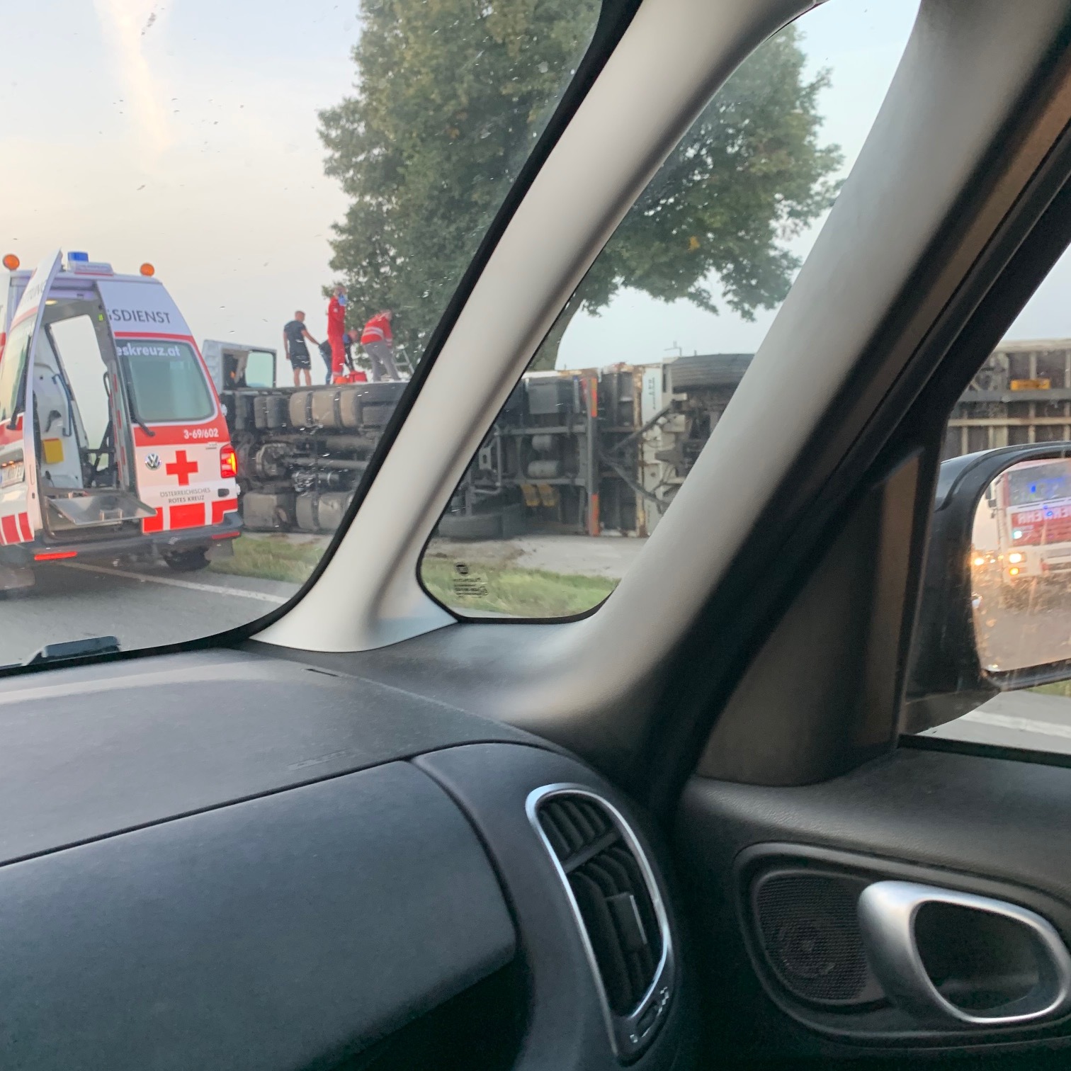 Rettung, Feuerwehr und Polizei im Großeinsatz.