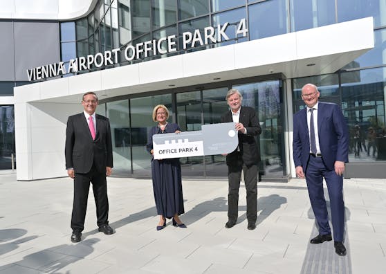 Eröffnung Office Park 4 am Flughafen Wien-Schwechat: Flughafen-Vorstand Günther Ofner, Landeshauptfrau Johanna Mikl-Leitner, Architekt Heinz Neumann und Flughafen-Vorstand Julian Jäger (v.l.n.r.)