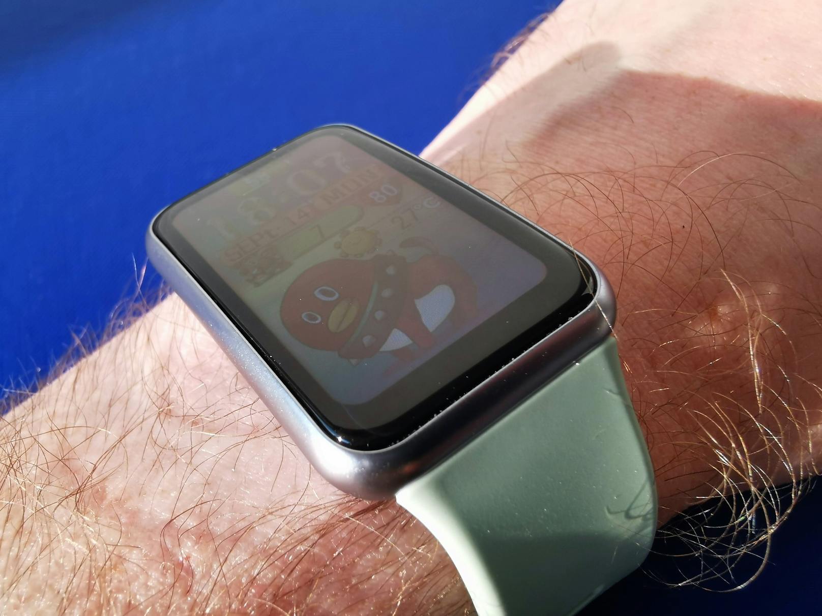 Die Huawei Watch Fit ähnelt dabei etwas einer Apple Watch. Allerdings ist das Uhrengehäuse hier nicht quadratisch, ...