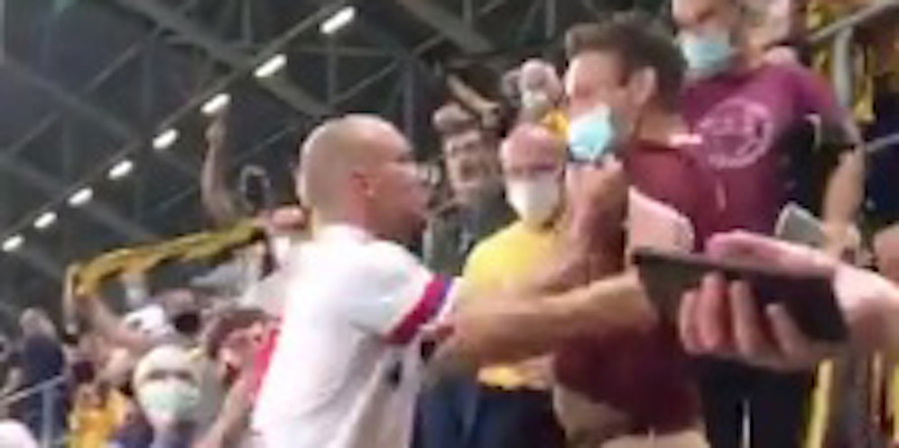 Toni Leistner knöpft sich einen Dresden-Fan vor.