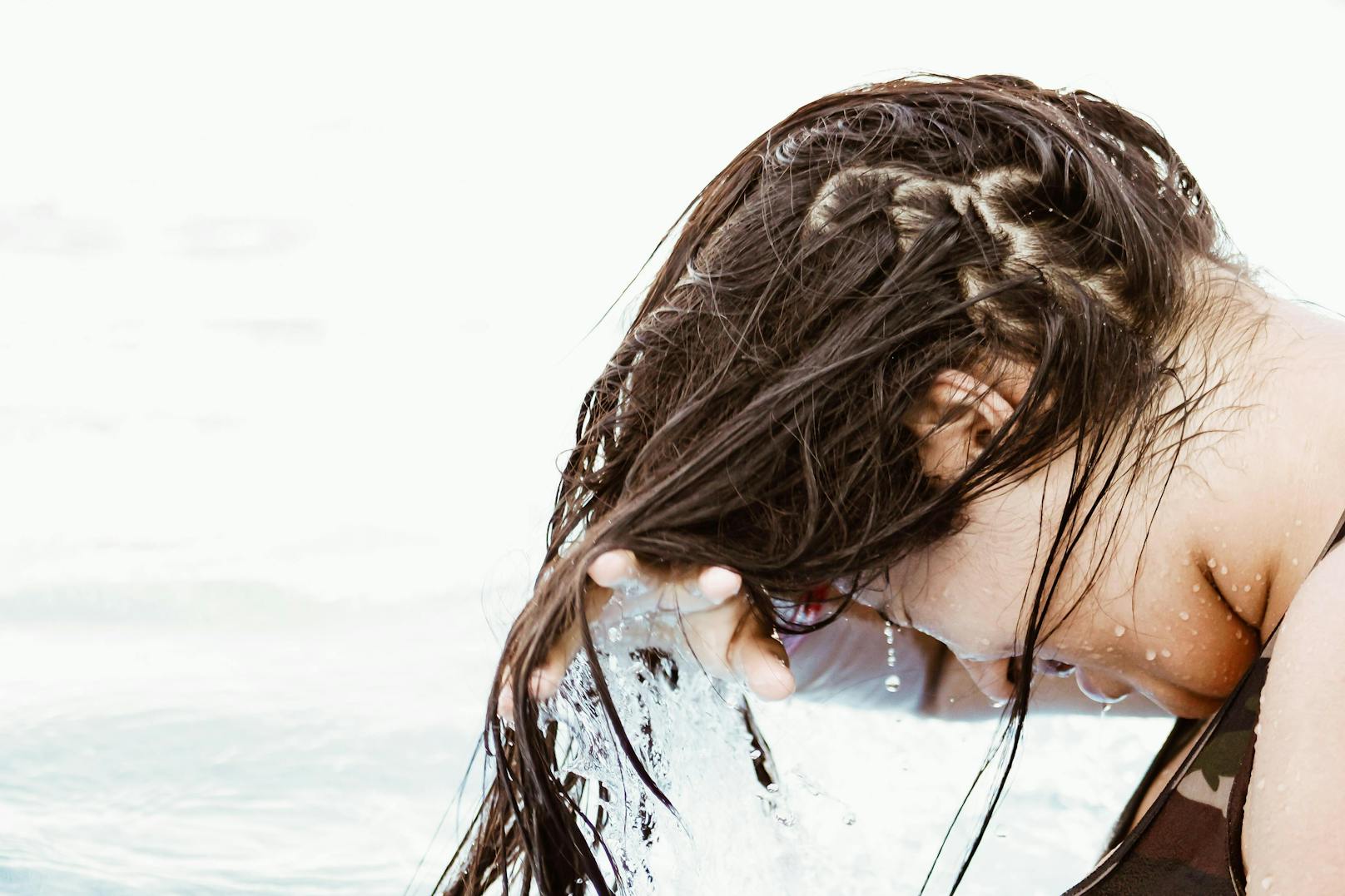 Werden die Haare nur mit klarem Wasser gewaschen, kann das schlecht für die Kopfhaut sein.