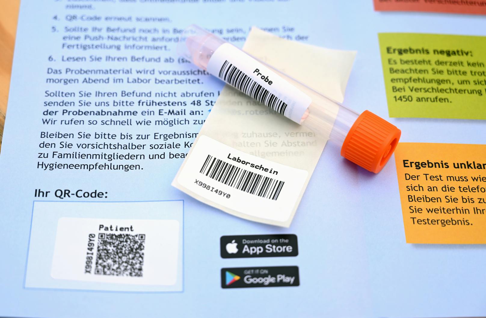 Coronatests in Österreich. Im Bild eine Informationsbroschüre zur Befund-App 