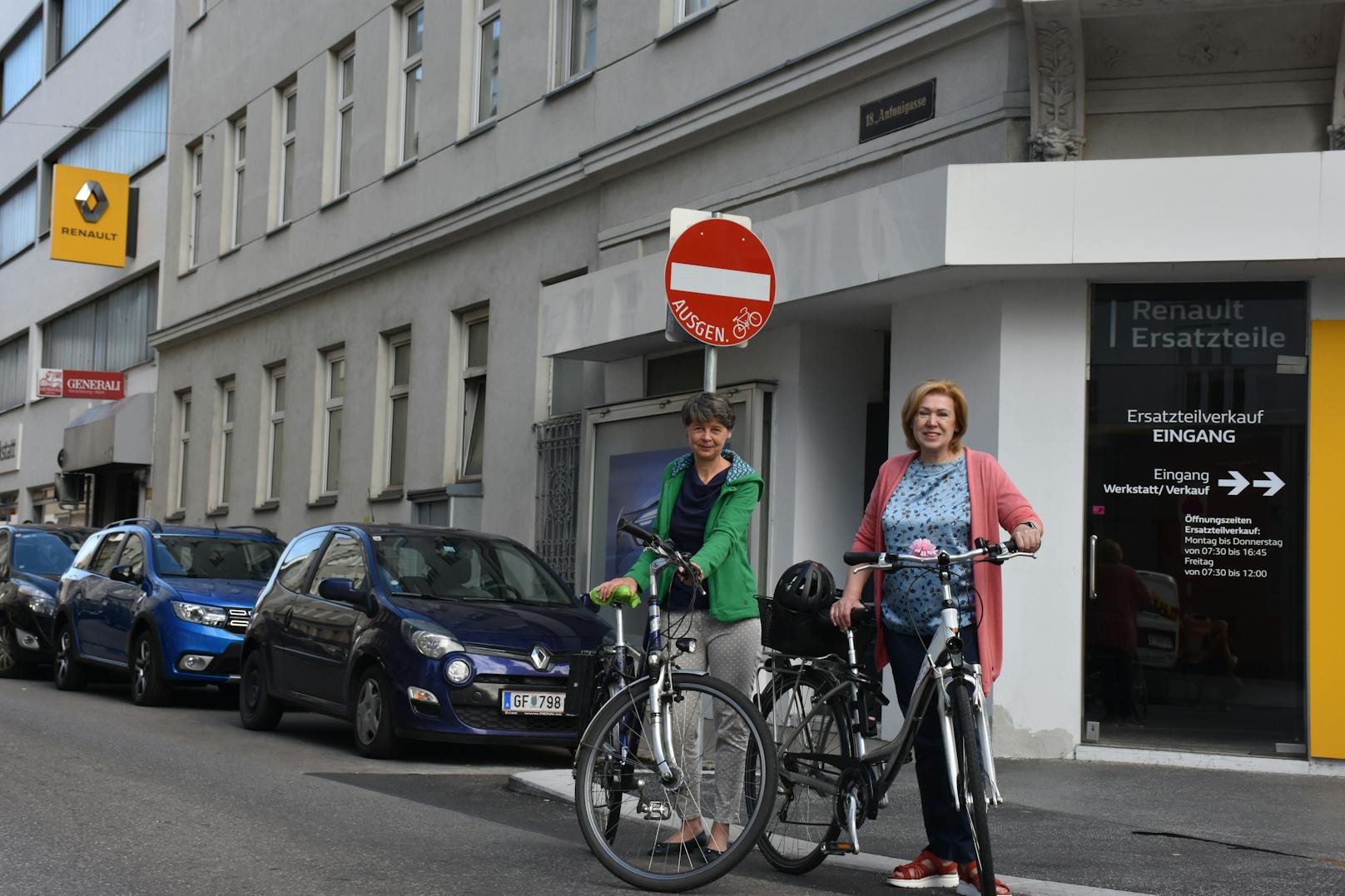In Währing sind schon fast Dreiviertel der Einbahnen für den Radverkehr freigegeben. Nun wird der Anteil ausgebaut und kommen erstmals auch bezirksübergreifend nach Hernals. Die Bezirkschefinnen Silvia Nossek (Grüne, Währing, l.) und Ilse Pfeffer (SPÖ, Hernals) freuen sich.