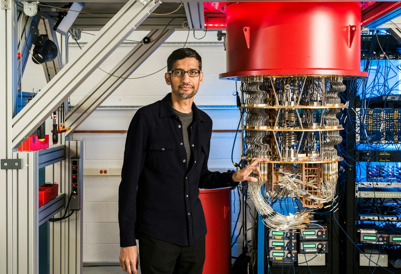 Google-CEO Sundar Pichai zeigt Quantencomputer in einem Labor in Kalifornien.
