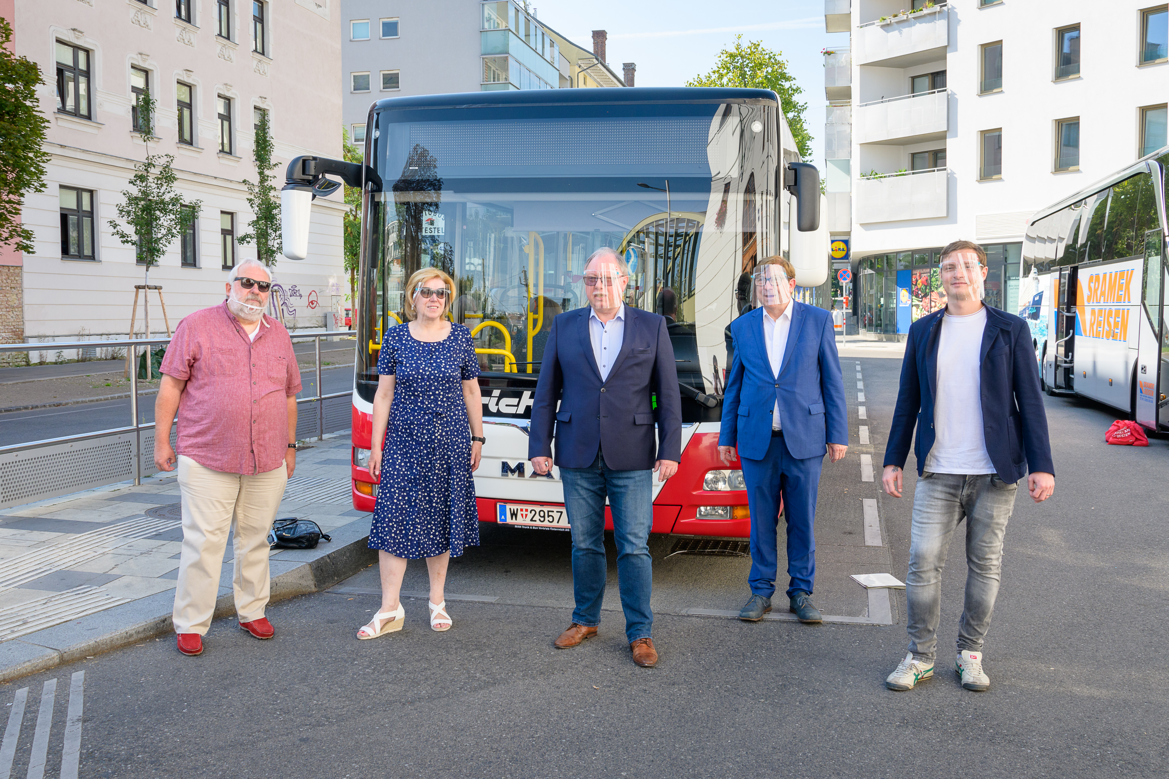 Gibt es bald ein Happy End für die Verlängerung des 42A? Die SPÖ Hernals (vertreten durch Bezirkschefin Ilse Pfeffer, 2.v.l.) und die SPÖ Währing (mit ihrem Bezirksparteichef Andrea Höferl, Mitte) legen nun einen neuen Lösungsvorschlag auf den Tisch.