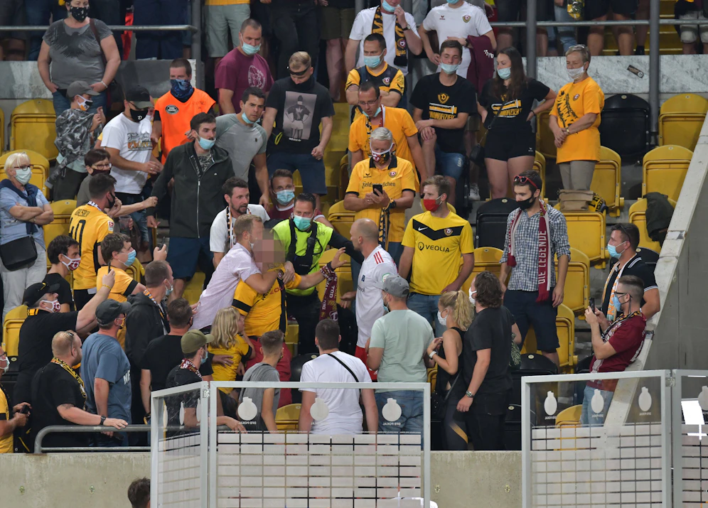 Toni Leistner knöpft sich einen Dresden-Fan vor.