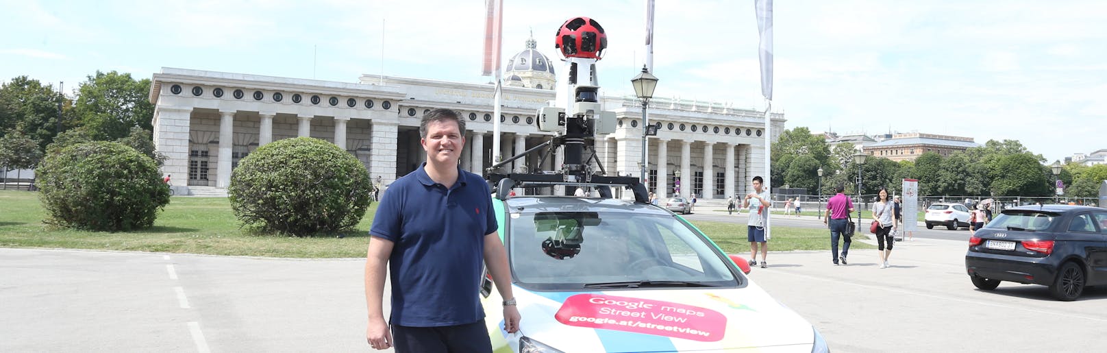 Fasching-Kapfenberger mit einem Google-Kameraauto in Wien