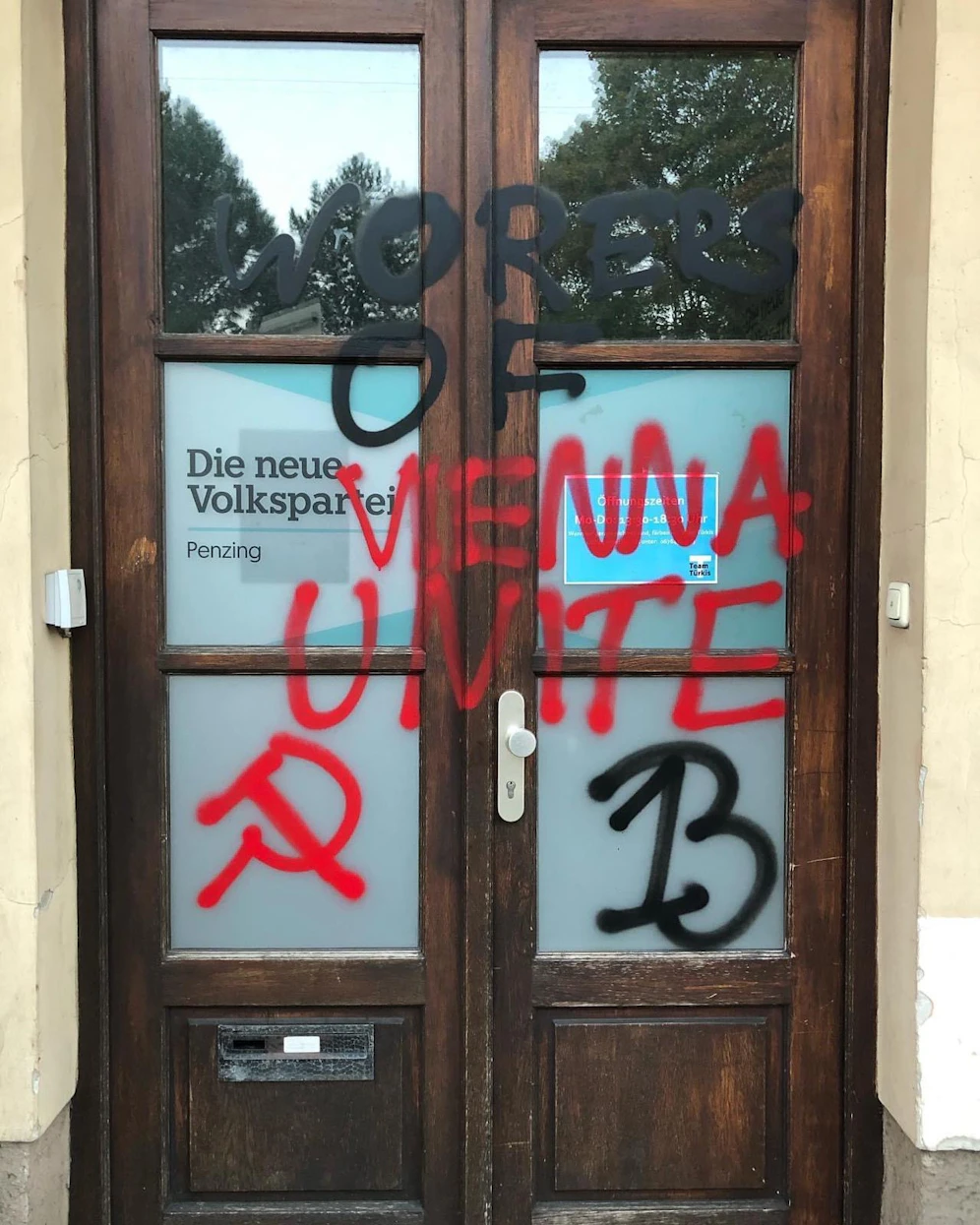 Erneut wurde die ÖVP Wien Opfer von Vandalen: In der Penzinger Straße wurde ein Lokal von Unbekannten beschmiert. Die Partei erstattet Anzeige.