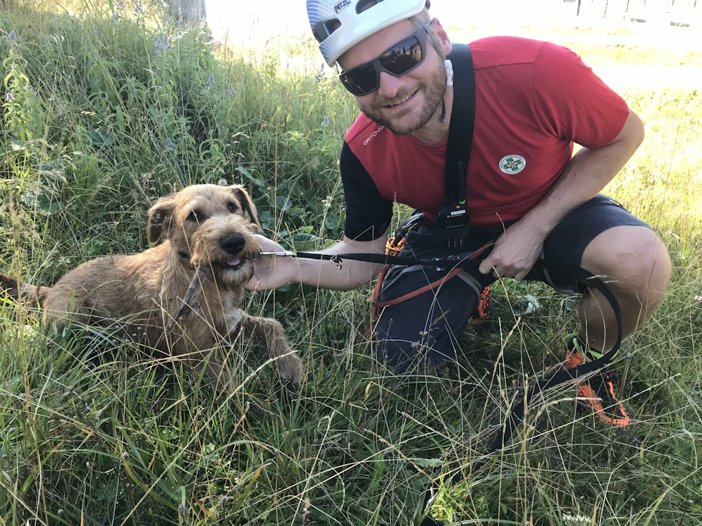 Der junge Irish Terrier mit Bergretter Raphael Trautwein (36)