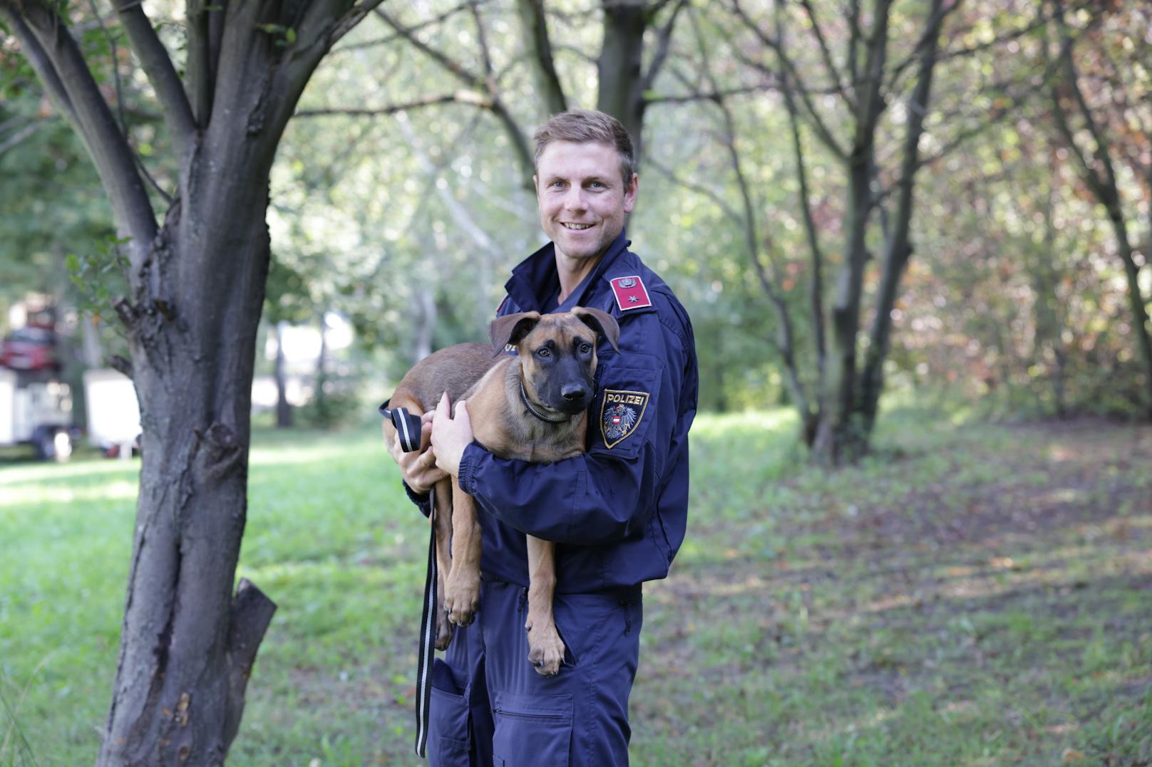 Thomas Daniel (35) will Polizeidiensthundeführer werden, Welpe Defcon hilft ihm dabei.