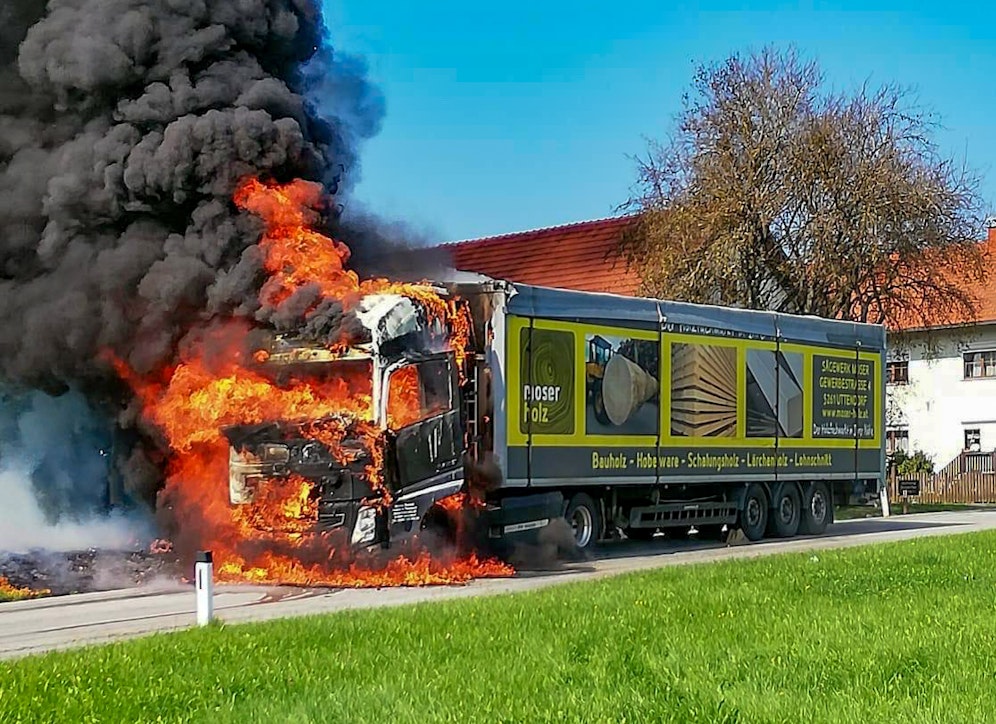 Ein mit Altpapier beladener LKW geriet in Oberedt (Bez. Vöcklabruck), in der Nähe von Frankenburg, in Brand.
