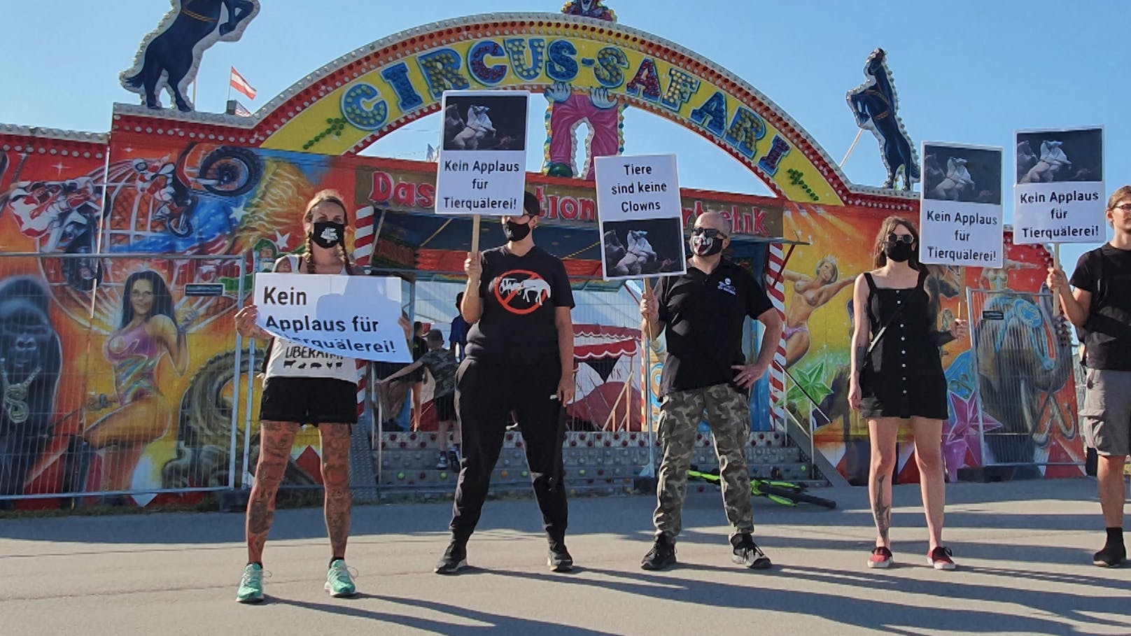 VGT-Aktivisten demonstrierten am Dienstag gegen den Circus Safari am Verteilerkreis.