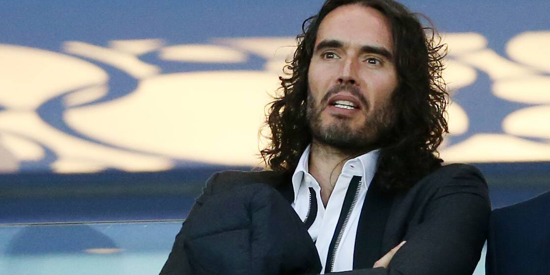 Der britische Komiker Russell Brand hat's nicht so mit dem Corona-Abstand