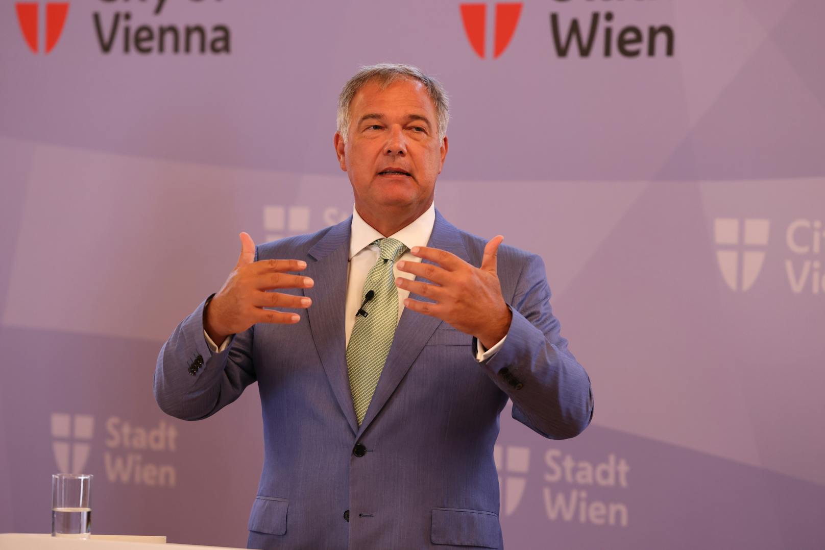 Walter Ruck, Präsident der Wirtschaftskammer Wien, erklärte, dass Corona-Überbrückungsanträge in den vergangenen Wochen zurückgegangen sind.
