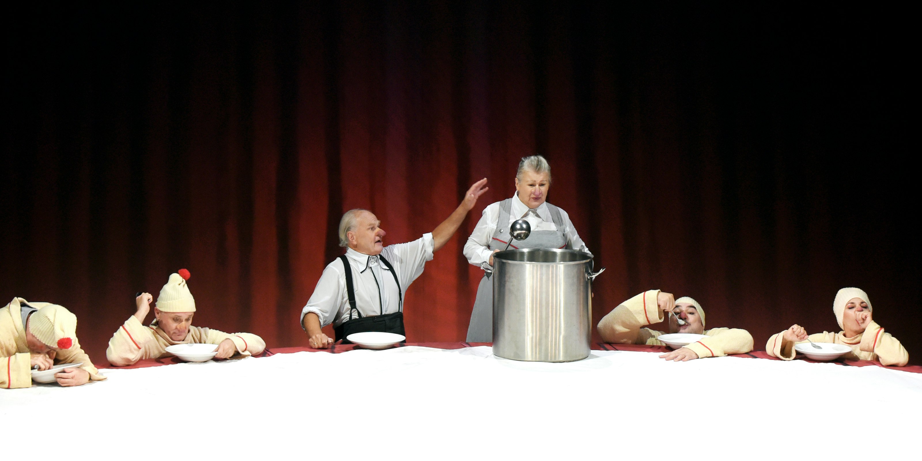 In "Der deutsche Mittagstisch" fasst Bernhard sieben Kurzgeschichten zusammen.