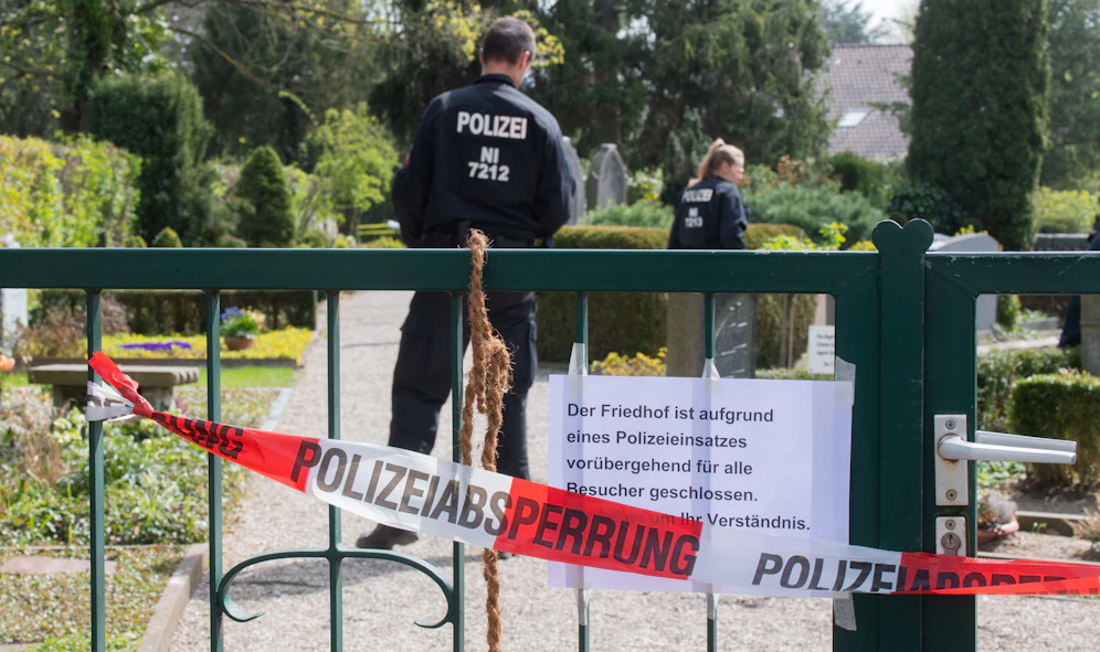 Die Leiche vergrub das Paar auf einem Friedhof in Hannover.