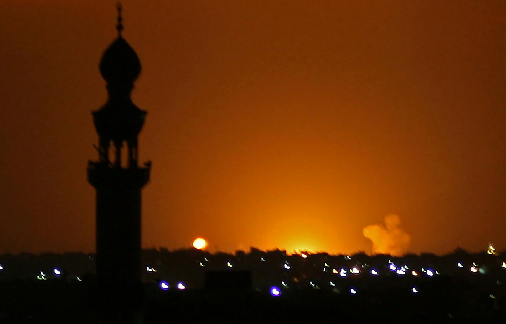 Rauch und Flammen waren nach einem israelischen Luftangriff in der Stadt Khan Yunis im südlichen Gazastreifen am 16. September zu sehen.