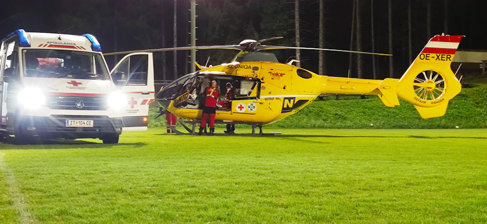 Der Notarztheli flog den Verletzten ins Spital.