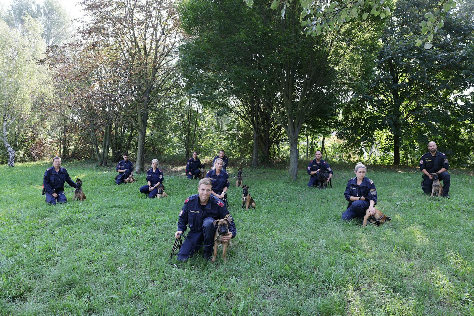 Zehn angehende Polizeidiensthundeführer (fünf Frauen, fünf Männer) haben am 1.9. ihre Ausbildung gestartet.