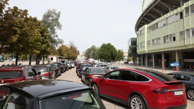 Wer mit dem Auto zur Teststraße kam, wartete am Mittwoch rund vier Stunden.