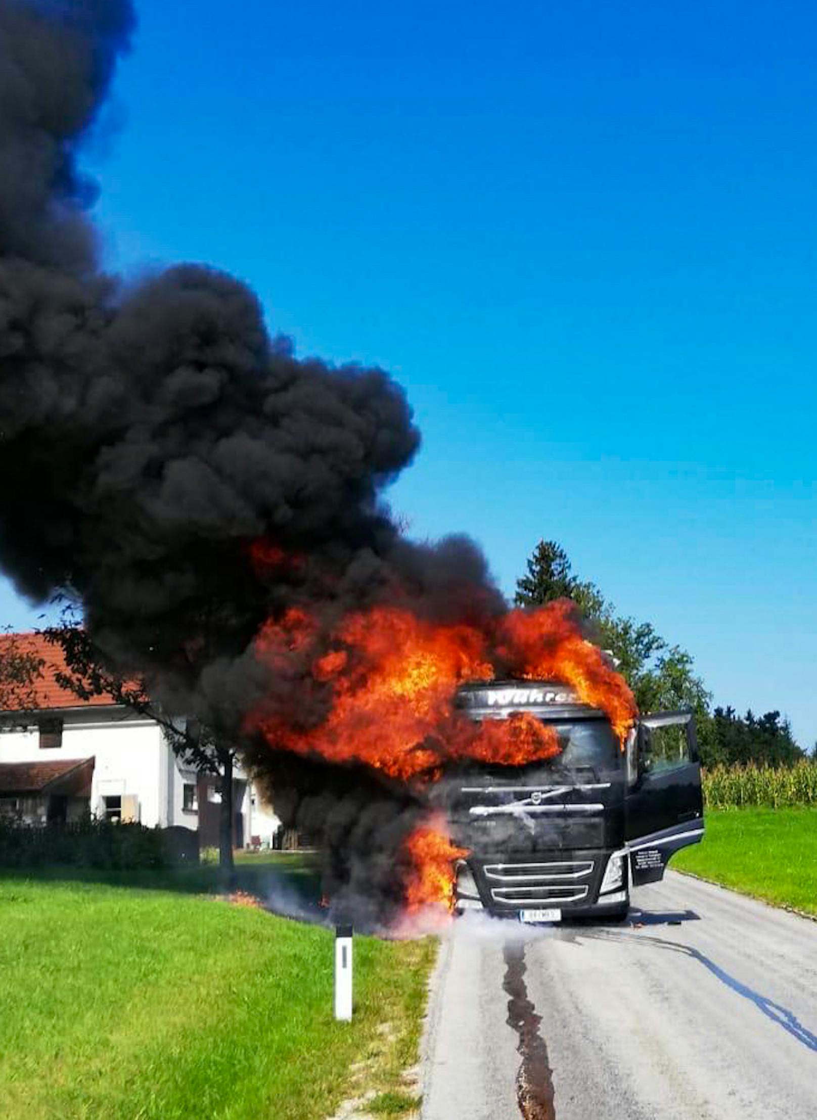 Das Feuer konnte von den Feuerwehren aus Frankenburg und Redleiten schnell gelöscht werden.