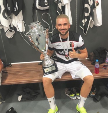 Muslimovic mit der Supercup-Trophäe.