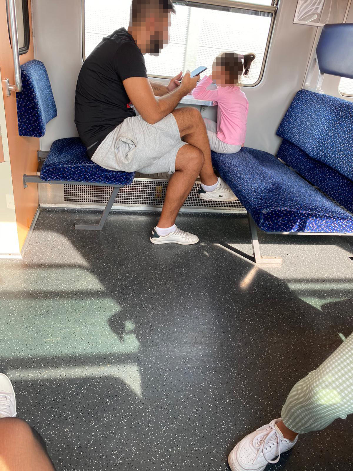 Der Mann war ohne Maske im Zug durch Wien unterwegs.