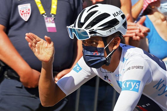 Egan Bernal streicht die Segel.