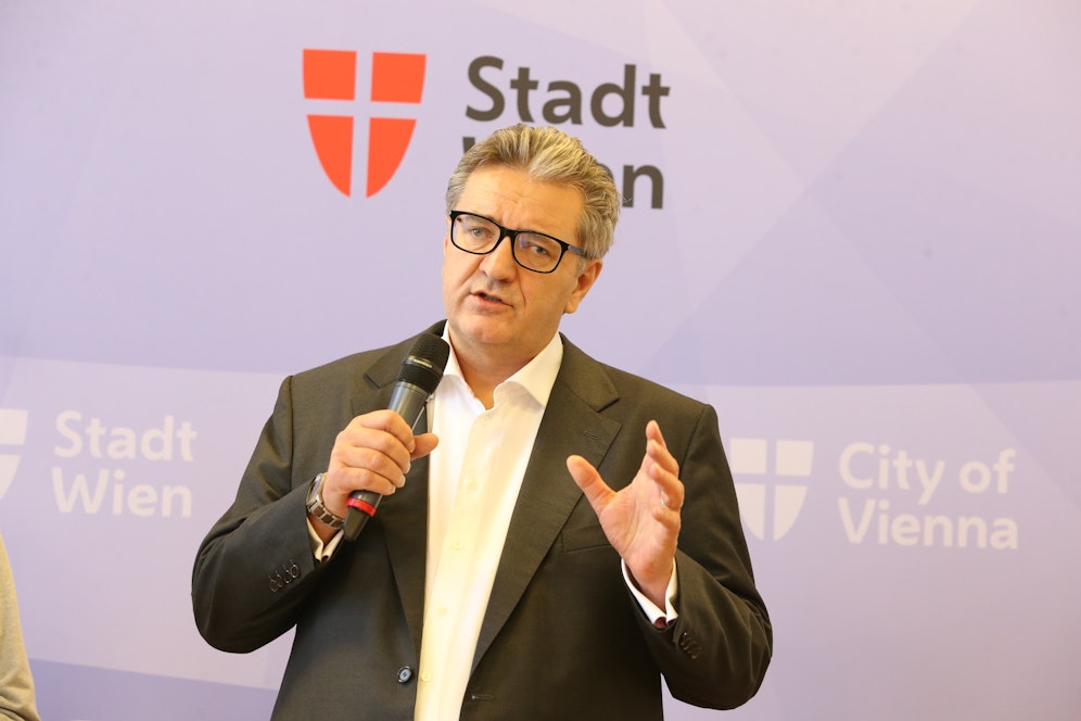 Die Gratis-Grippeimpfaktion habe nicht zu einer Belastung der Gesundheitshotline 1450 geführt, betont Gesundheitsstadtrat Peter Hacker (SPÖ). Das Interesse sei zwar groß, mit 90% würde sich die klare Mehrheit aber online anmelden. 