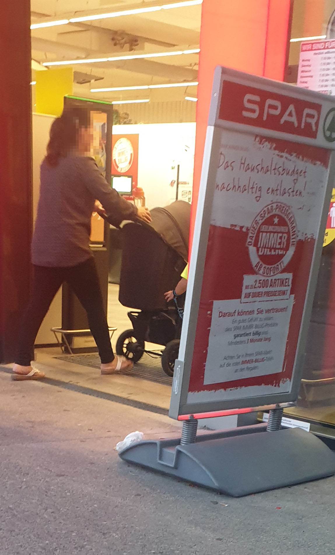 Eine Mutter band ihr Kind mit einer Leine fest.