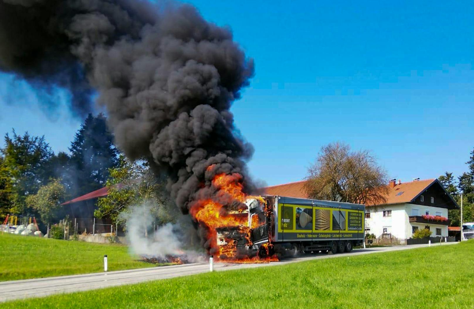 Ein LKW geriet heute Mittag in der Ortschaft Oberedt in Brand.