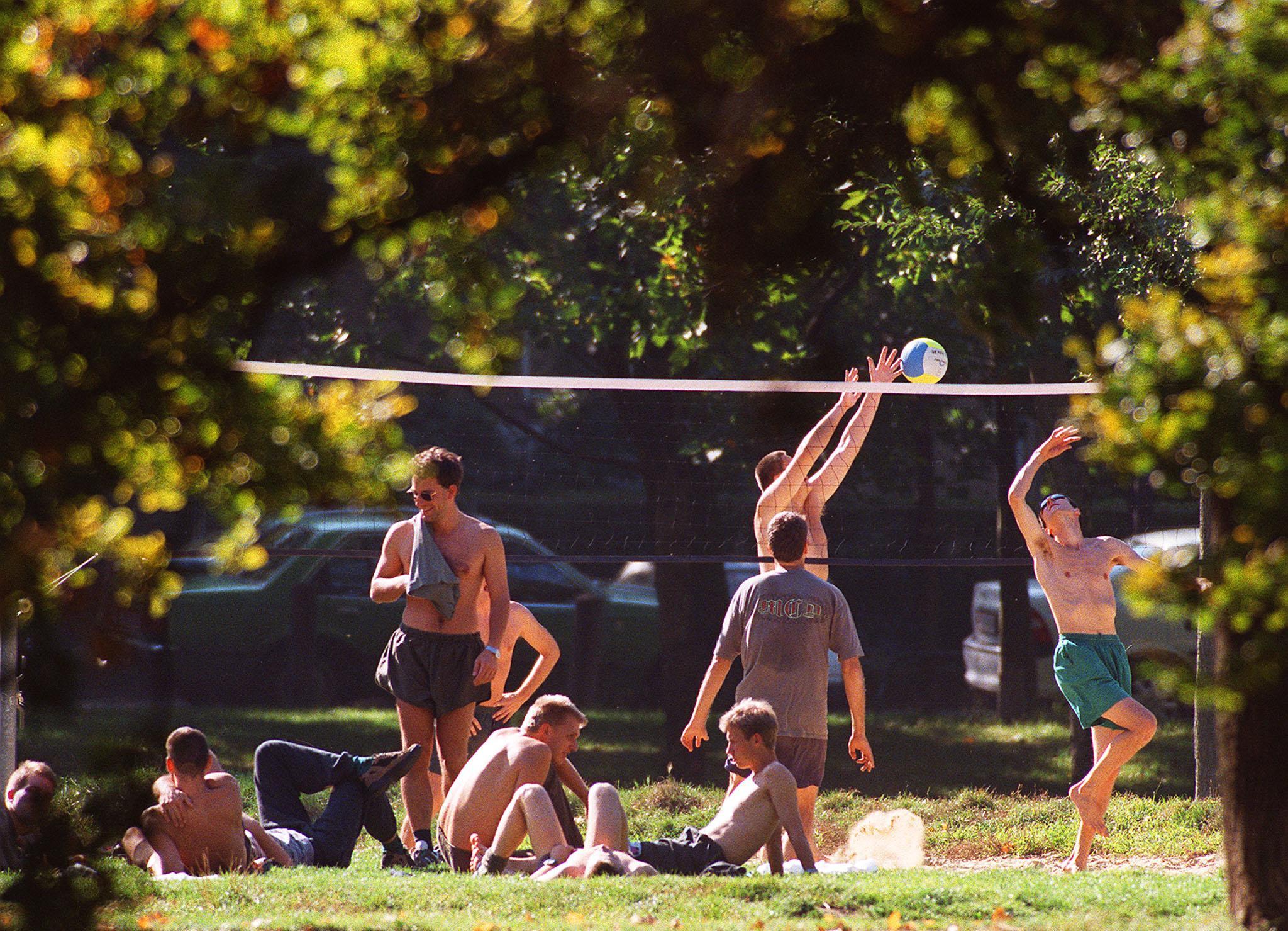 Im Wiener Prater nutzten einige junge Leute die sommerlichen Temperaturen, um Beach-Volleyball zu spielen. (Archivbild)