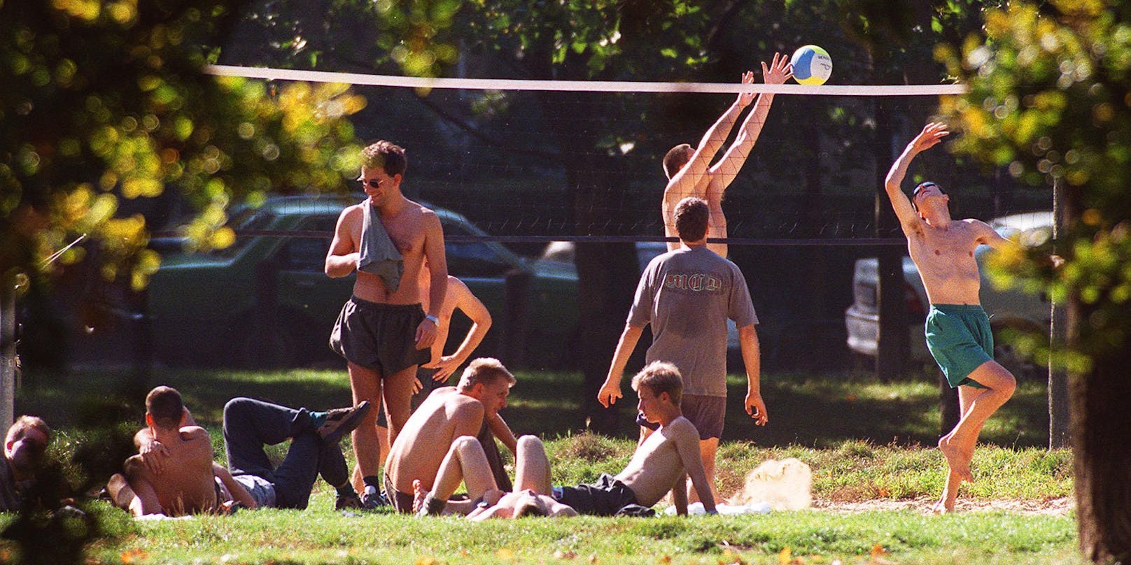Im Wiener Prater nutzten einige junge Leute die sommerlichen Temperaturen, um Beach-Volleyball zu spielen. (Archivbild)