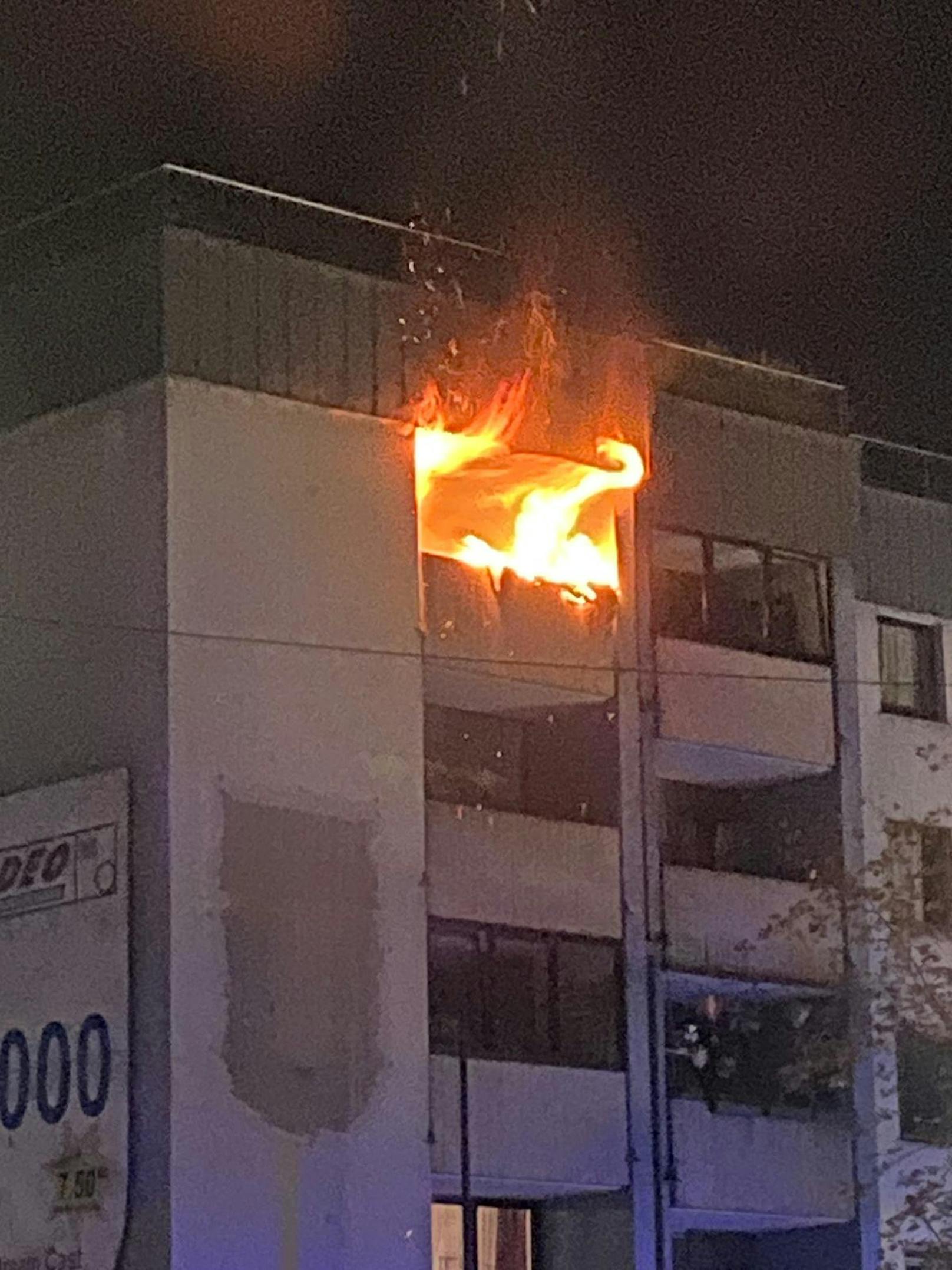 Hohe Flammen schlugen aus der Wohnung.