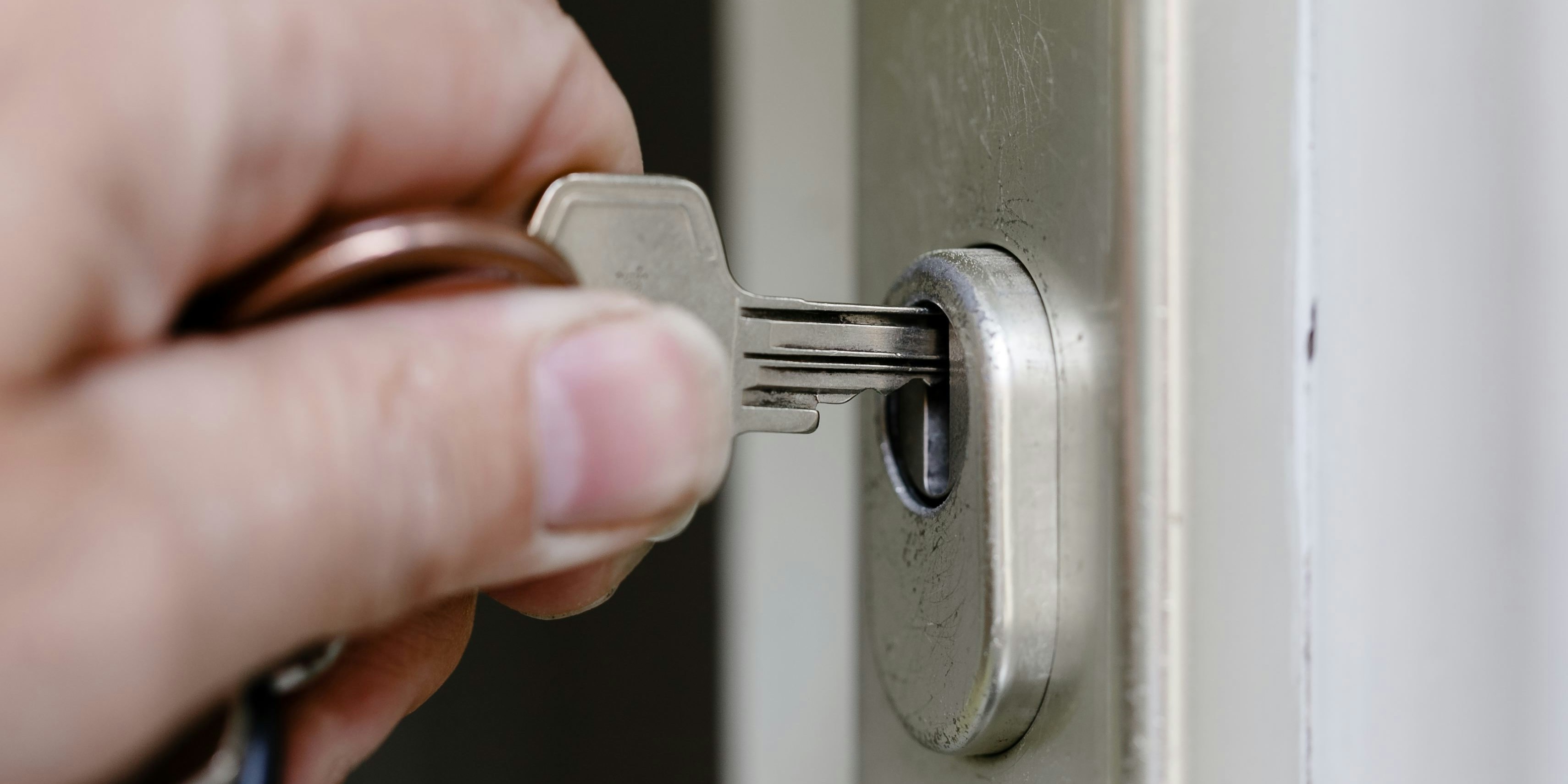 Ein Mann sperrt mit einem Schlüssel seine Wohnungstür. Symbolbild