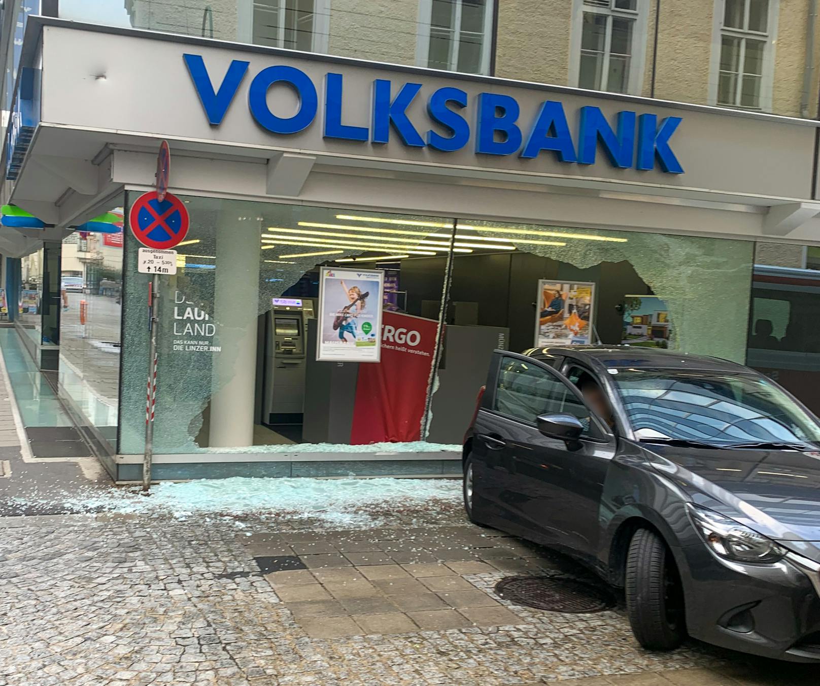 Eine 84-jährige Lenkerin krachte mit ihrem Auto in die Bank in der Linzer City.
