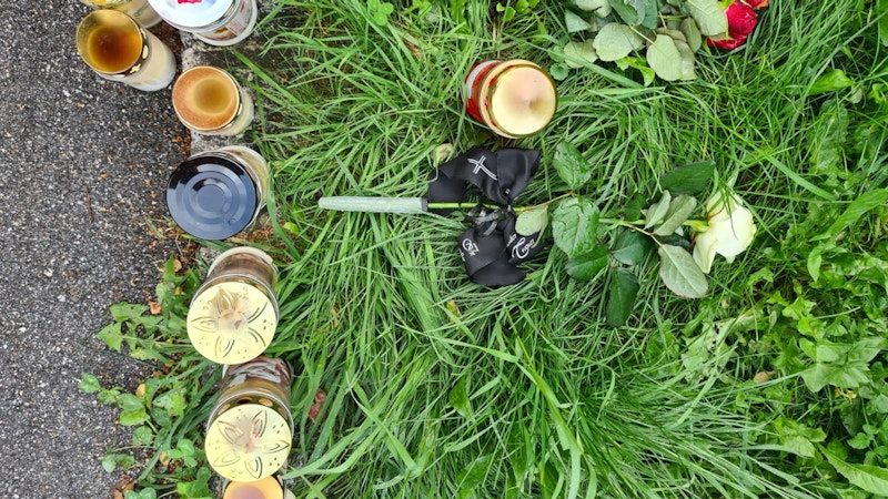Freunde und Angehörige legten Blumen und Kerzen in der Hugo-Wolf-Straße ab.