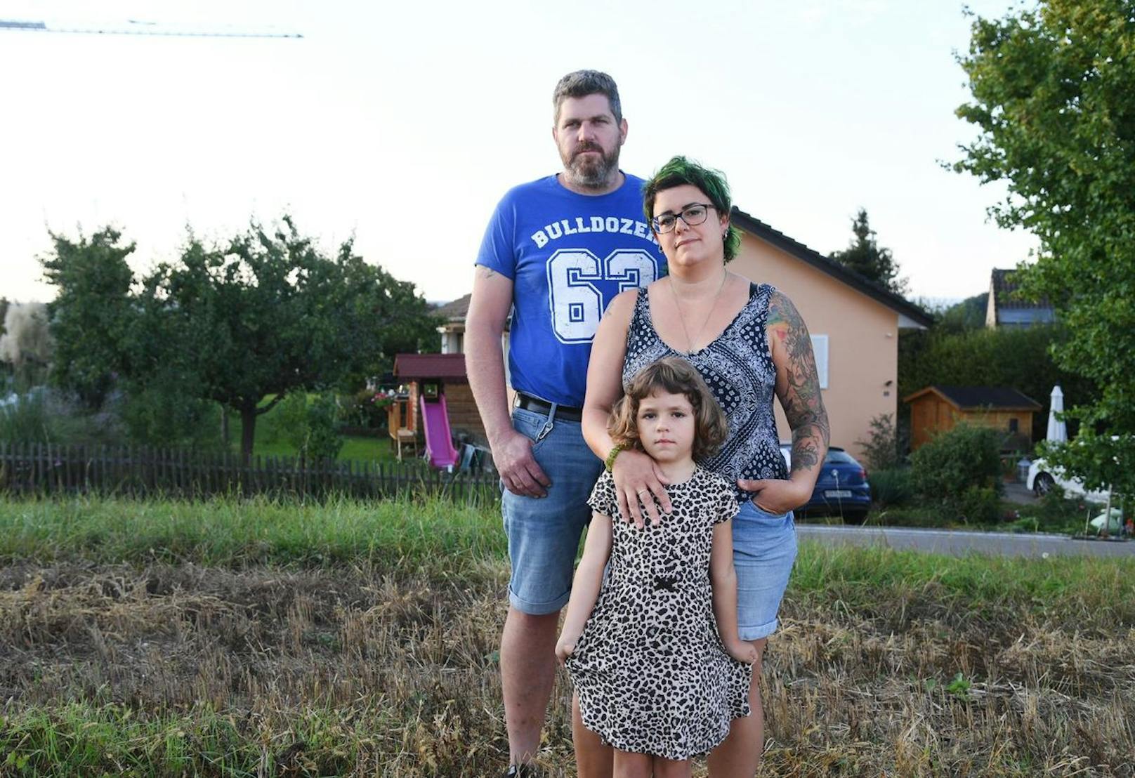 Die Familie Kreuzer auf einem Feld vor ihrem Haus in Flaach. Ihr Sohn Max starb mit 14 Monaten.