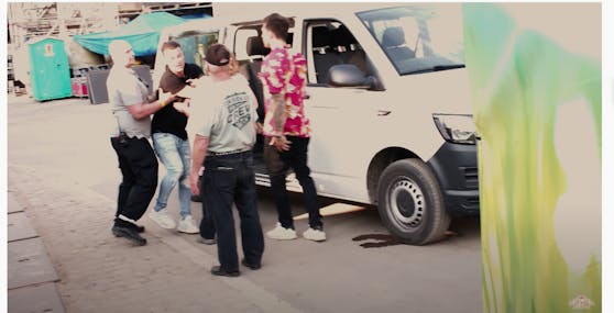 Hiltons Securitys führen den Wiener ab.