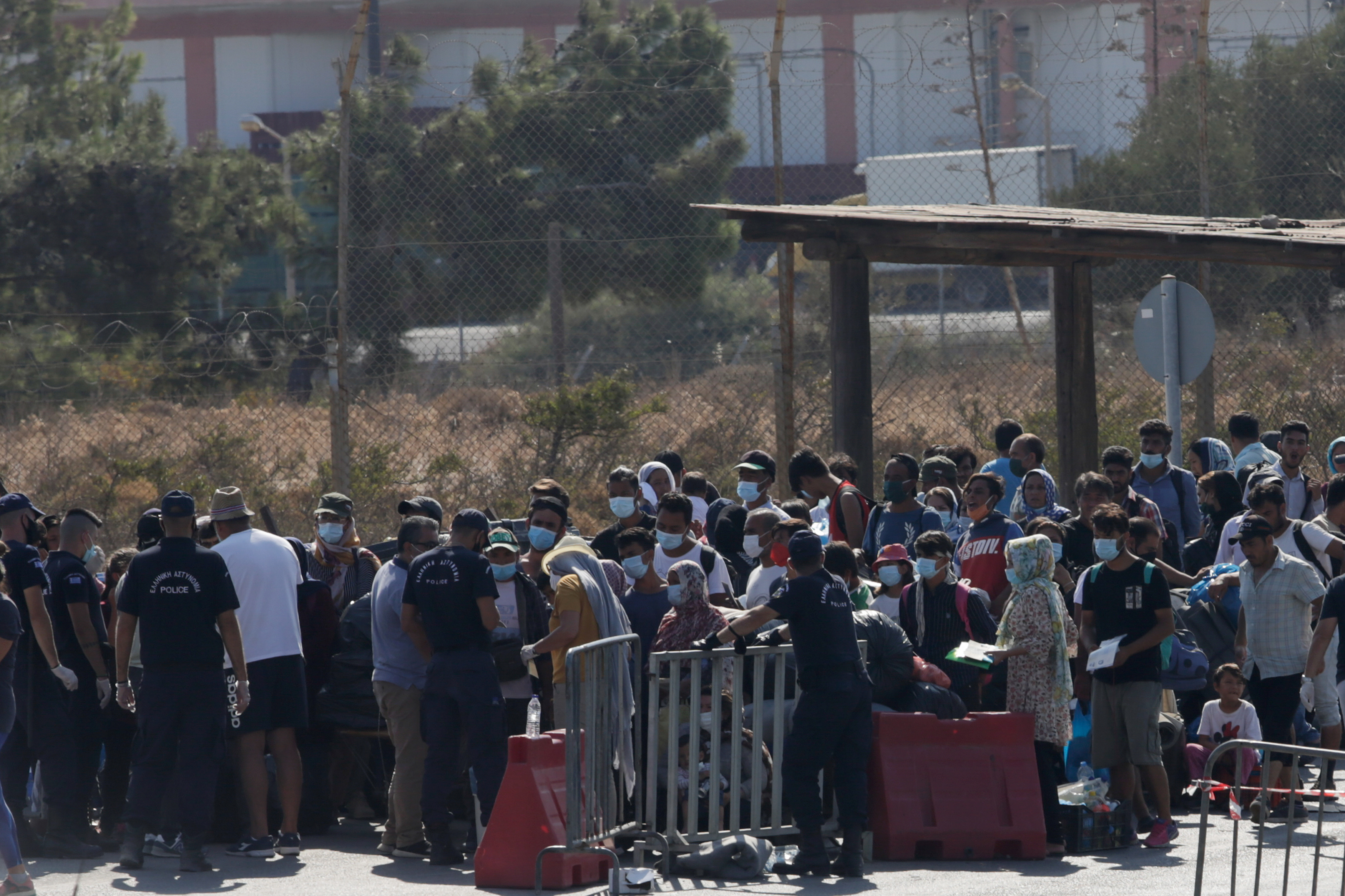 Die Polizei siedelt die Flüchtlinge um.
