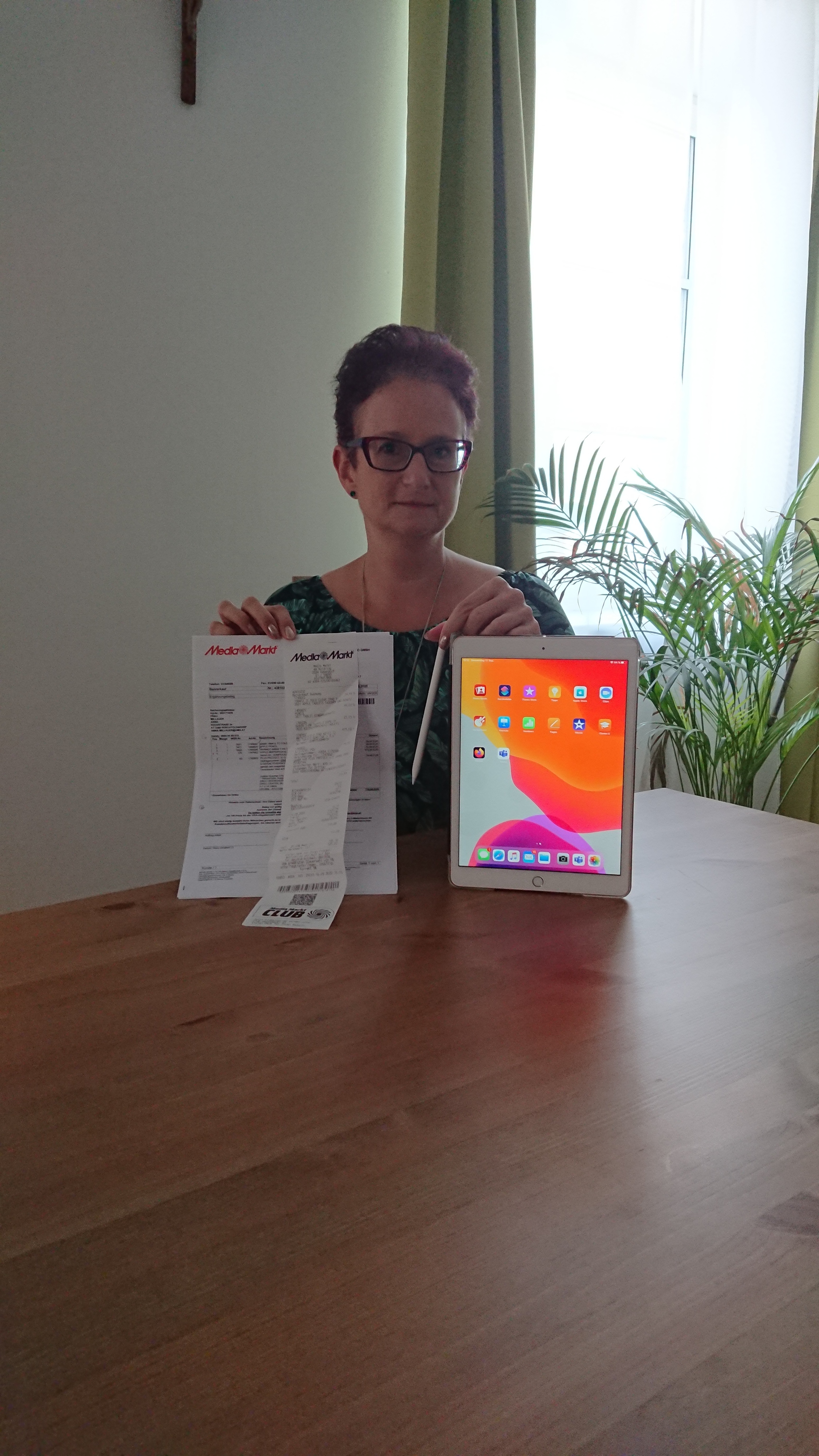 Die Alleinerzieherin mit iPad und Rechnung