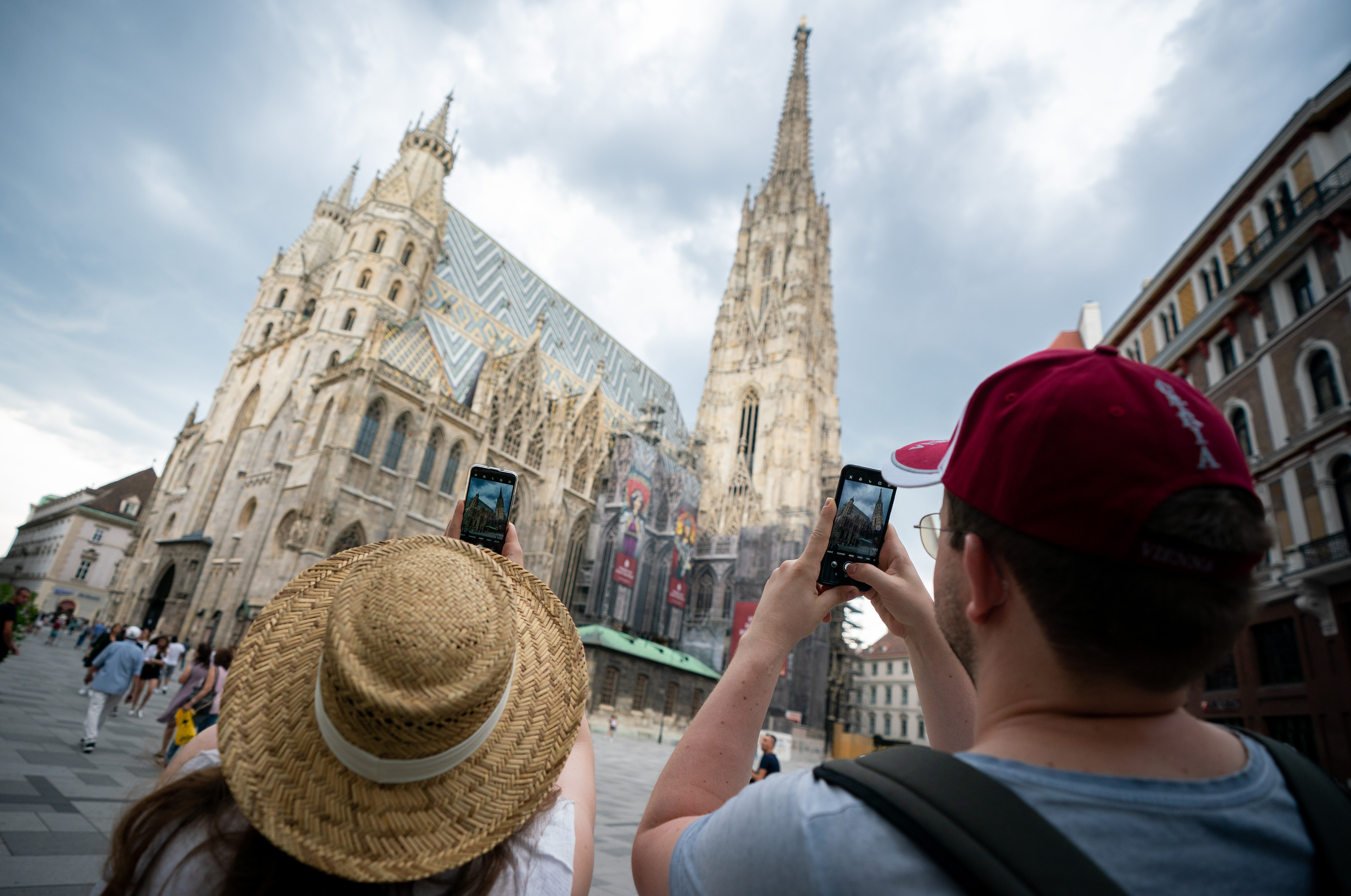 Zwei Touristen aus Deutschland fotografieren am 26. Juli 2020 den Stephansdom in Wien.