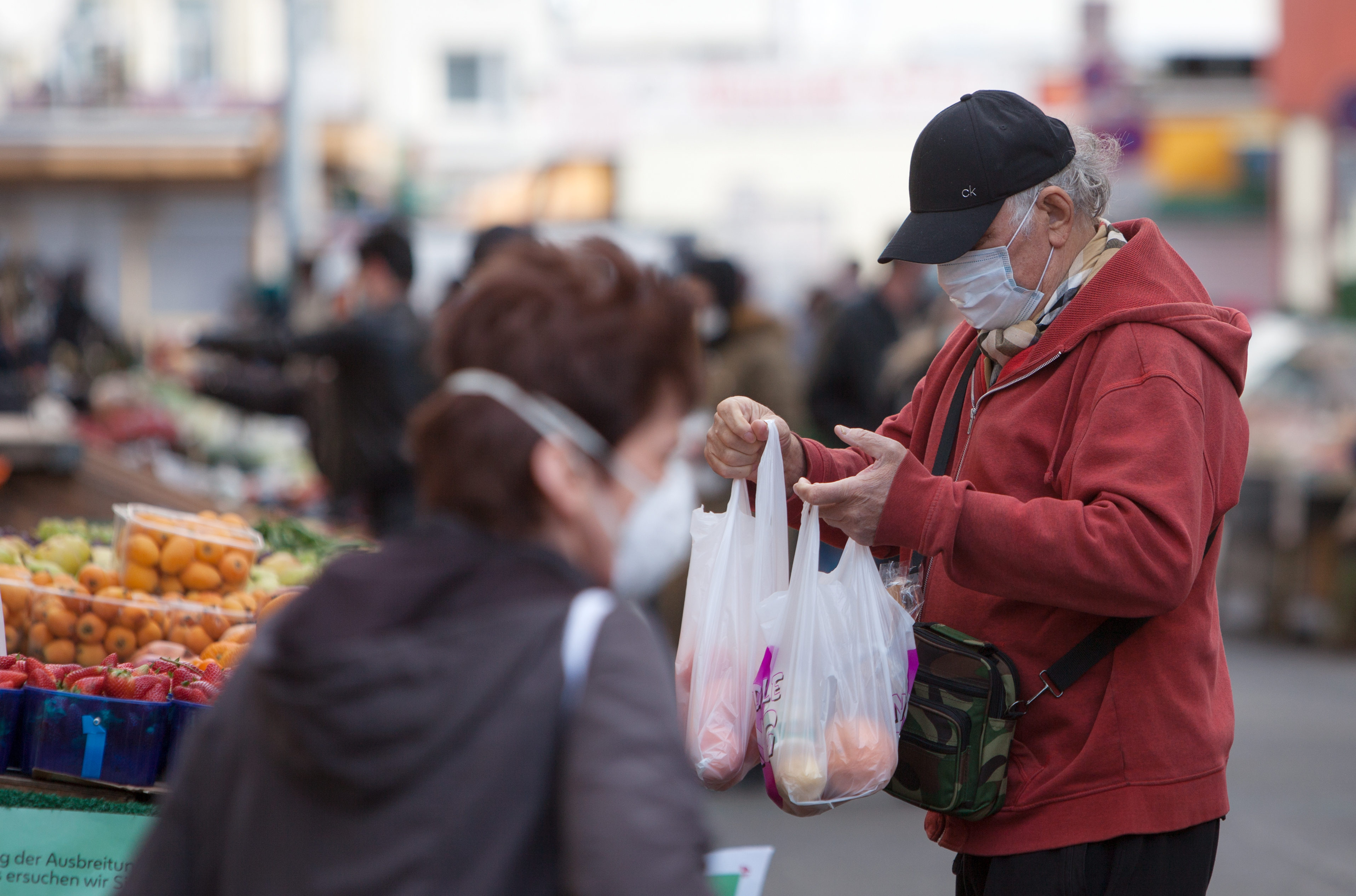Maskenpflicht kehrt auf Märkte in Wien zurück. 