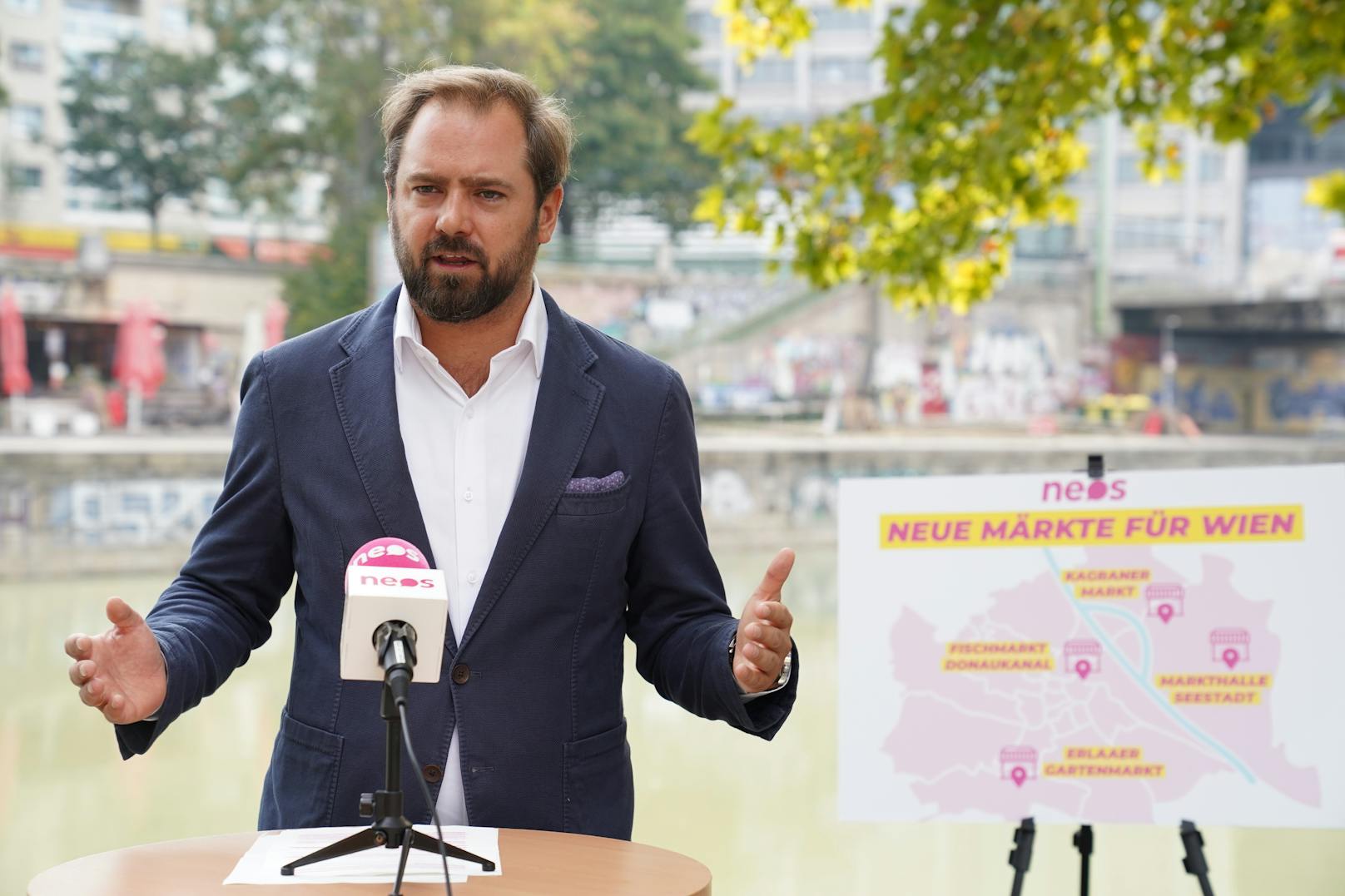 Markus Ornig von den Neos präsentierte den Plan für vier neue Märkte in Wien.