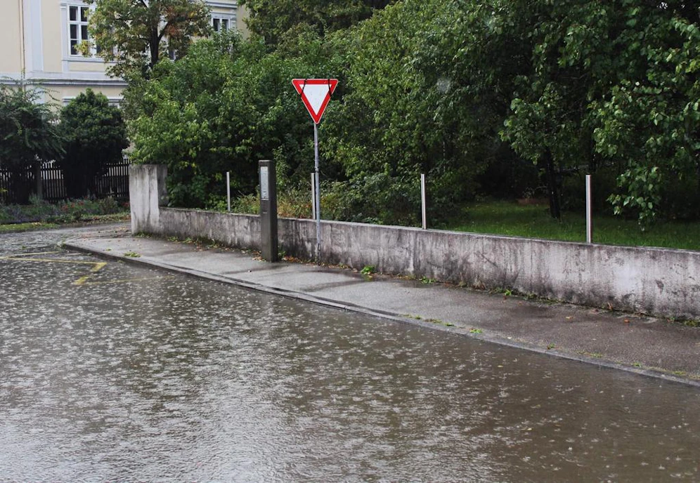 Die Straßen in Bad Fischau standen teils unter Wasser.