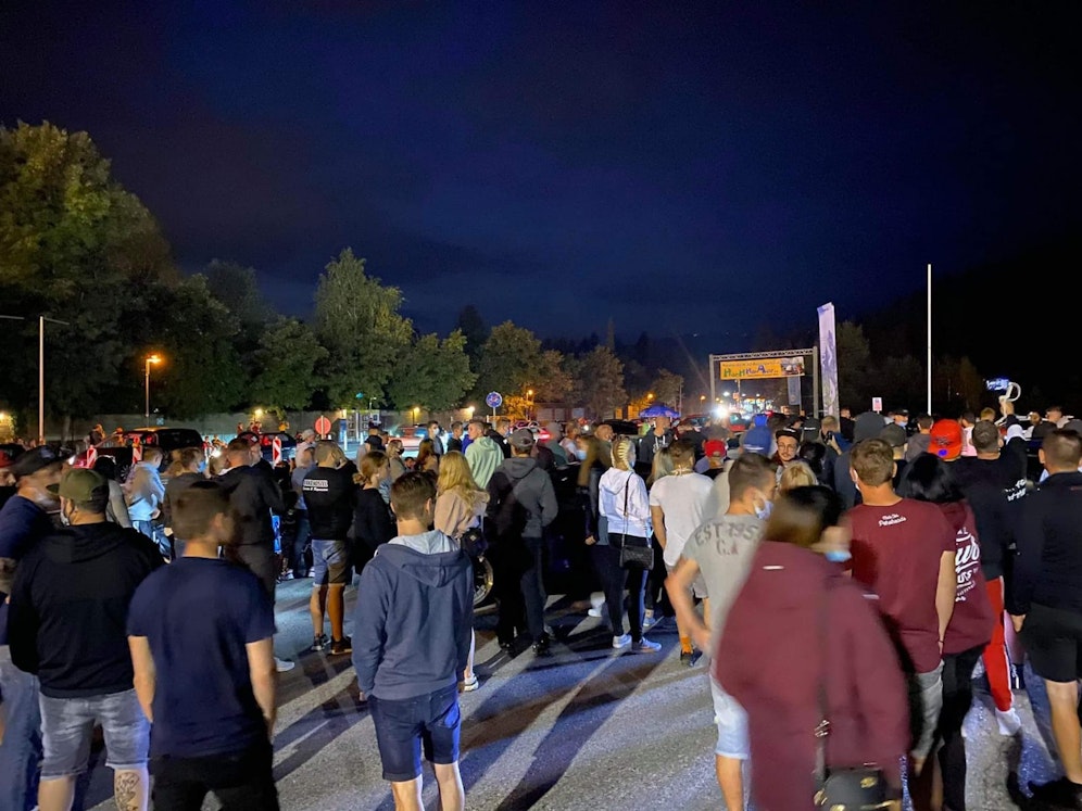 Hunderte feiern beim GTI-Treffen in Kärnten – Masken und Abstand gibt es nicht.
