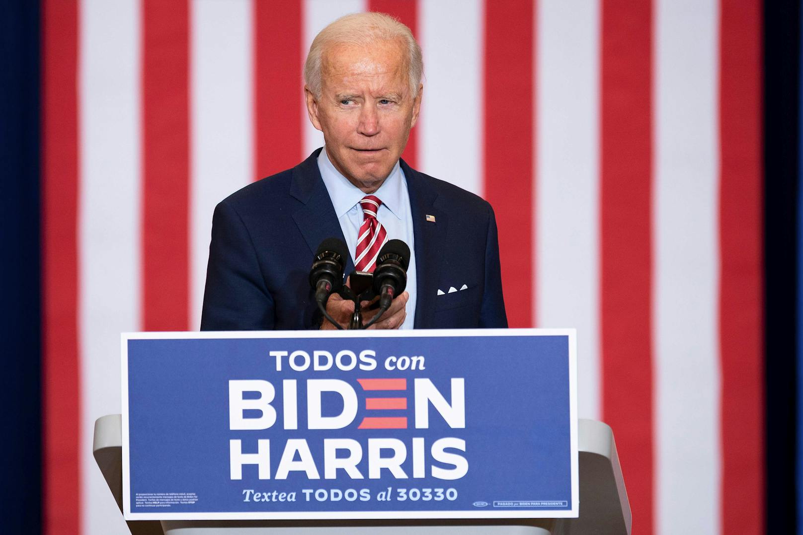 Der demokratische Präsidentschaftskandidat Joe Biden spielt Musik von seinem Handy, während er an einer Veranstaltung im Rahmen des "Hispanic Heritage Month" in Florida teilnimmt.