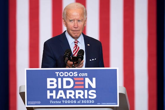 Der demokratische Präsidentschaftskandidat Joe Biden spielt Musik von seinem Handy, während er an einer Veranstaltung im Rahmen des "Hispanic Heritage Month" in Florida teilnimmt.