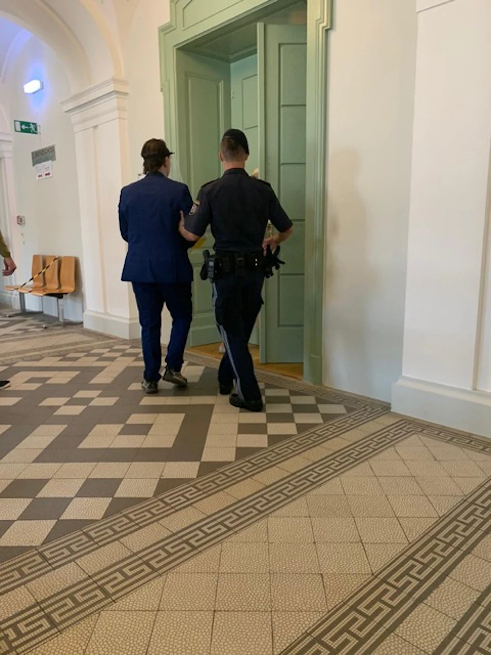 Der Angeklagte wird vor Gericht geführt