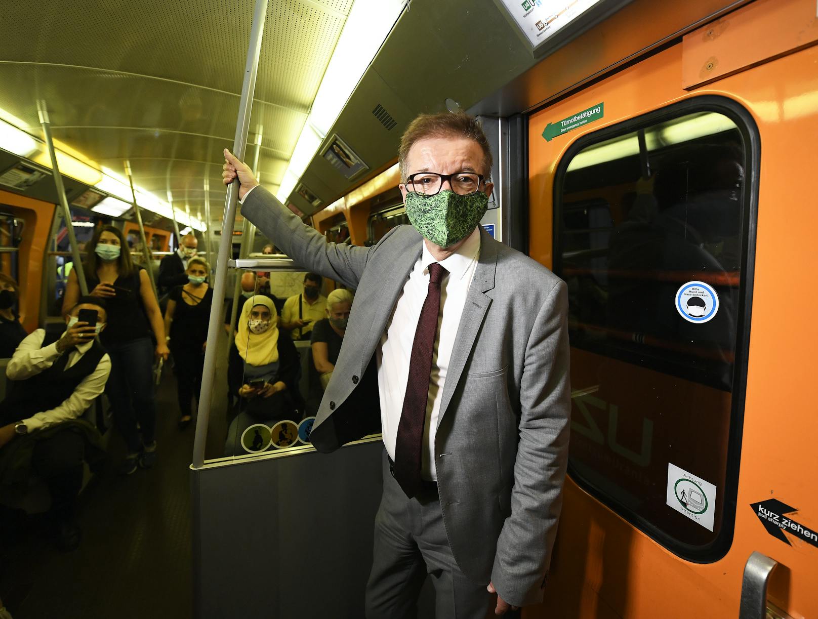 Wie es um die Eigenverantwortung der Fahrgäste steht, prüfte der Minister auf der Wiener U3-Strecke von der Station Wien-Mitte bis zum Stubentor in den U-Bahnen und Stationen.